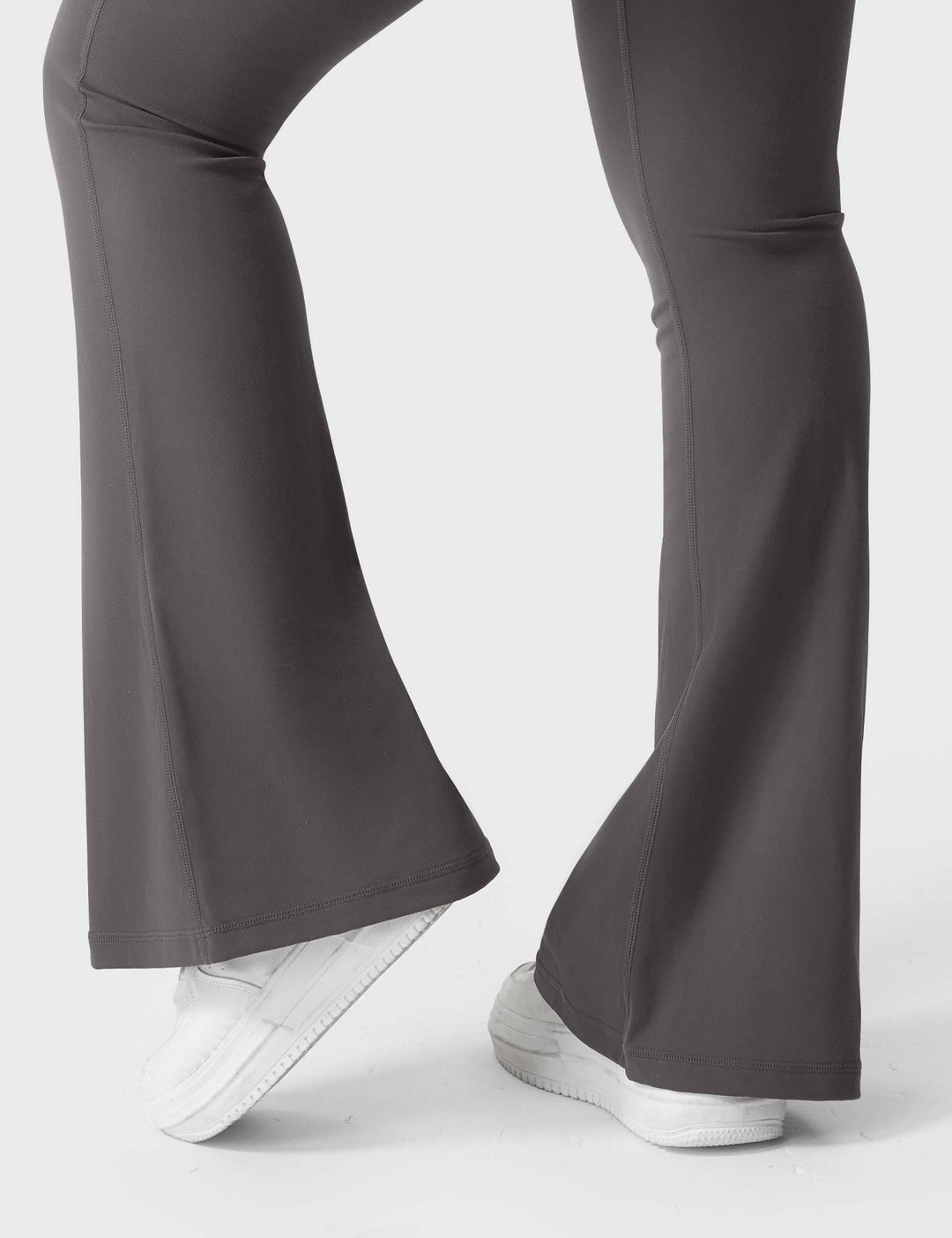 LuxeFit High-Waisted Flared Leggings – Sculpting & Supportive with Cargo Pockets